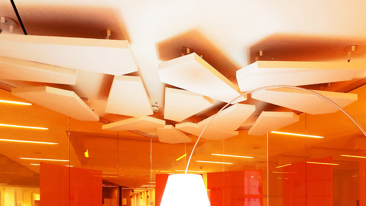 IDeacustik - Paneles Acústicos P48 suspendidos de techos para disminuir el  ruido y tiempo de reverberación en Restaurantes y áreas de descanso