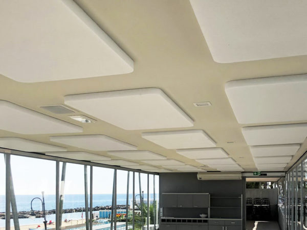 Pannelli acustici economici rettangolari a soffitto in un ristorante