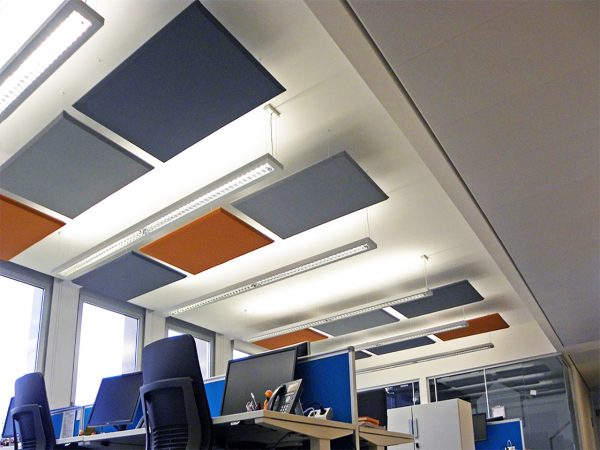 Pannelli acustici sospesi a soffitto per spazi di lavoro