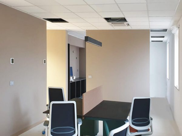 Faux plafond phonoabsorbant pour espaces de travail partages