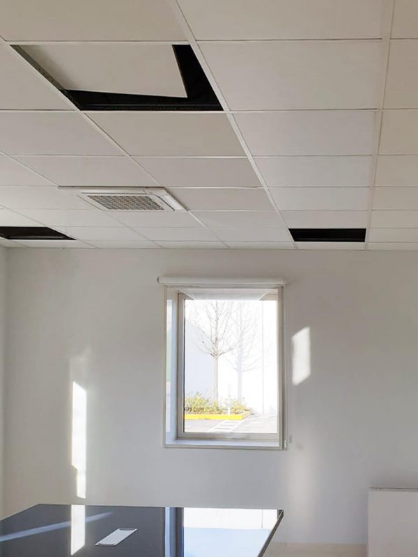 Faux plafond phonoabsorbant pour la correction acoustique des bureaux