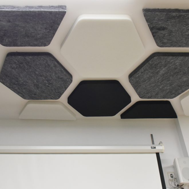 Panneaux phonoabsorbants au plafond de forme hexagonal