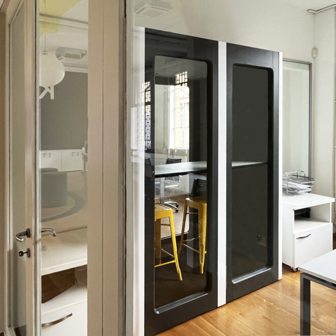 Cabine acustiche per spazi di lavoro aperti con porta in vetro e pareti bianche